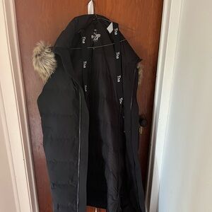I am selling my Aritzia parka. She is extra long and size XL. brand new.